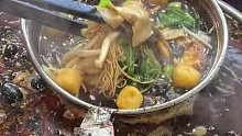 沈阳 街头老式麻辣烫10元一碗。
