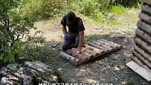 第2集：荒野人烟的野外，男人用圆木给自己搭建了舒适的荒野小屋