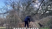 男人利用数百根原木和混泥土搭建庇护所，内部温暖无比。(3)