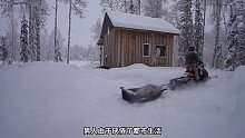 第1集：男人独自生活在冬季的雪林木屋里，在里面烤着火取暖，真的好享受