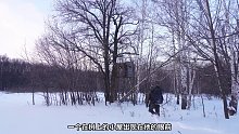 第1集：森林里刮着暴风雪，男人紧张的爬上一间树屋上躲避狼群