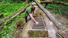 第1集：荒无人烟的野外，男人在一棵枯木下给自己搭建了舒适的荒野小屋