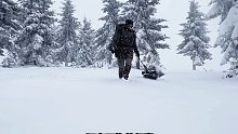 第1集：男人独自在雪地中搭建帐篷，露营生火度过极寒冬季