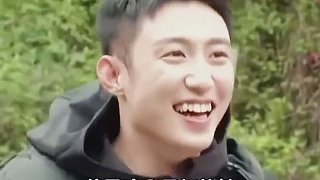 主打一個(gè)松弛感，爬車頂上線