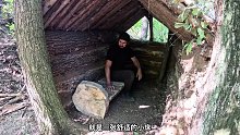 第2集：荒无人烟的野外，男人用废旧的瓶子和轮胎给自己搭建了舒适的小屋