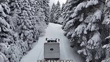 第1集：冰天雪地的天气，男人却在拖拉机房车里露营