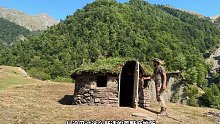 第1集：荒无人烟的野外，男人用石头给自己搭建了舒适的荒野小屋