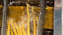 成都街头 15 元 12 根的超长薯条真的太得劲了！！9 种口味可以选两种，蘸着酱料吃，还是不错的！