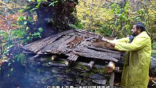 第1集：在潮湿的雨后，男人仅凭简单的工具，给自己搭建了舒适的小屋