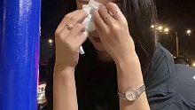 一个男孩子为了女孩哭