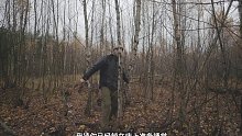 第1集：漫天大雪的丛林，男人在野外给自己搭建了温暖的小屋