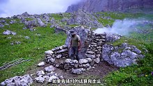 第1集：在荒无人烟的野外，男人给自己搭建了这么漂亮的小屋