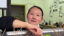 成都校门口炸串30块2个人吃到撑！还送五瓶饮料？