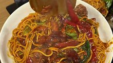 加辣版辣子鸡拌面真的太香了，又香又辣，还有巨嫩的菠萝烤翅