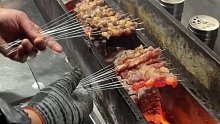 成都 20 元 11 串的牛羊肉烧烤！在电瓶车上的烧烤也太厉害啦！！ 想过摆摊成本低！没想到这么低！