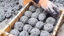 男人将悬崖掏空，用树皮制作水泥，内部设施俱全住一家人都没问题 (1)