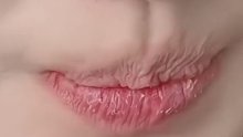 爱你的人总会注意到你所有的细节，连润唇膏都是爱你的形状