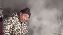 零下4度在山东大集户外的羊汤馆点了一碗20的羊肉汤，早上8点小酒就开始喝起来