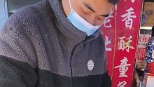 夜市里偶遇的鸡腿汉堡超大一个，吃起来巨满足！！