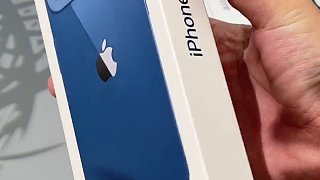 iPhone 13 开箱，蓝色来啦！你觉得香么？
