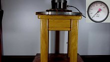 史上最耐用的木凳子？100吨液压机的压力下，凳子毫发无伤