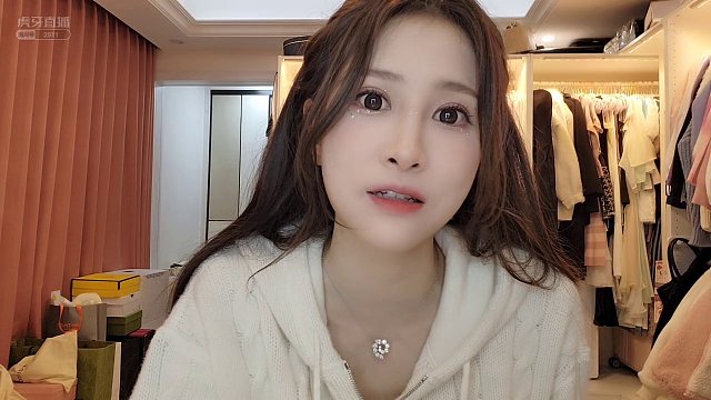 沐莹莹深夜从澳门回家,大方送出澳门酒店两天,并与粉丝互动示爱