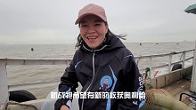村花不让大伙冒险盘龙王坑和小明大吵一架，小明抓大鱼讨好村花