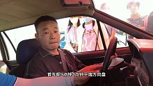 不会打方向盘的看过来，男学员一开始也不会，教练手把手的教