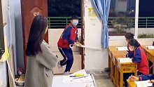当美女老师从后门进教室，同学们措手不及的反应，笑晕