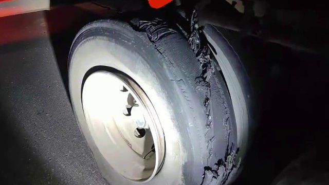 货车高速爆胎还一路飞奔,结果