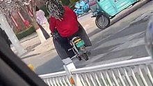 街边偶遇一大爷骑车把脏辫抗肩上形似脏辫