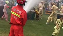 泼水节消防员硬核出击， 网友：职业选手禁止参赛