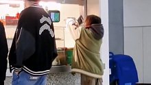 高校食堂设置人脸识别，娇小女生拍不到无奈垫脚支付！网友：找个男朋友就好了