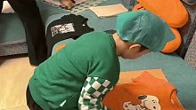 自从夸他衣服叠的好，叠衣服上瘾。把爸爸也带动起来了