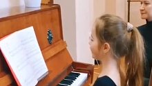 妈妈监督孩子弹琴突然觉得不对劲！原来学好钢琴的第一步是把琴谱摆正