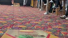 老外的丢沙包比赛，好像比我们小时候玩的高级一些