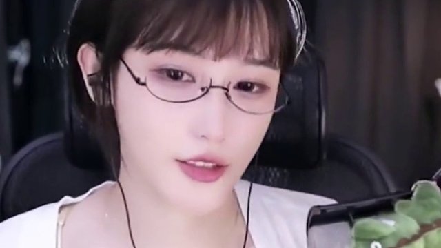 【豚豚大魔王】戴上眼镜变化真大