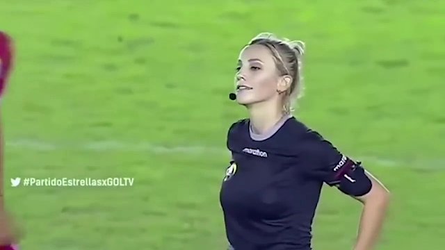 是心动的感觉!巴西美女裁判赛场掏纸巾擦汗逗乐球员