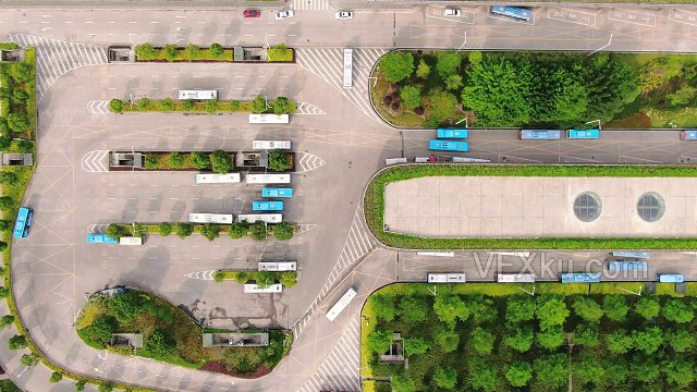 4k城市交通俯拍城市公交站车站