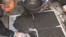 你说这大叔们厉害不厉害，一堆混凝土都能给做成仿古地砖