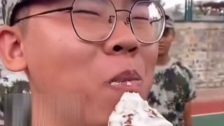 教官拿雪糕誘惑學生 怎奈下一秒……