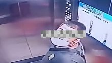 黑龙江哈尔滨。男子电梯尿尿