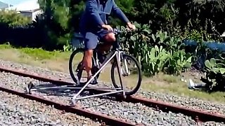 印度小伙发明铁路自行车