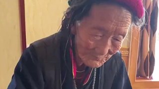 藏民的习惯，每天早上起来洗完脸，擦一点酥油茶里的酥油