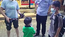 12岁牵着5岁走进派出所“警察叔叔，我捡到一个小孩”