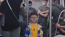小男孩地铁上遇见兵哥哥，害羞拜托妈妈偷拍合影