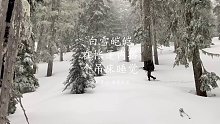 白雪皑皑，独自一人到林中露营，试试刚买的吊床