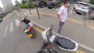 男子偶遇朋友被盗摩托车,果断上前拔掉车钥匙