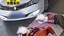 俩大妈在马路边睡觉，遭转弯车辆碾压受伤，交警：双方负同等责任