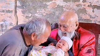 五代同堂接力抱刚满月的宝宝，107岁高祖抱着小玄孙满脸幸福
